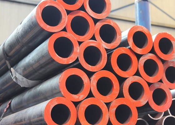 ท่อโลหะผสมเหล็กไร้รอยต่อหม้อไอน้ำ DIN 1629 St52.4 St52 DIN 17175 15Mo3 13CrMo44 พื้นผิวธรรมดาที่ทาน้ำมัน