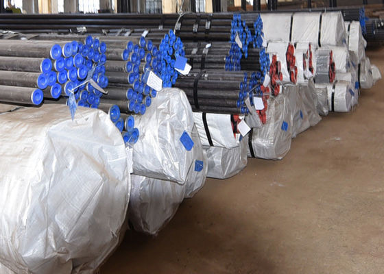 ท่อโลหะผสมเหล็กไร้รอยต่อหม้อไอน้ำ DIN 1629 St52.4 St52 DIN 17175 15Mo3 13CrMo44 พื้นผิวธรรมดาที่ทาน้ำมัน